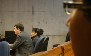 Defensor Pablo Sanzana  e imputada Lupe Carbonell escuchan veredicto. Observa Sebasti&aacute;n Guti&eacute;rrez, padre de la beb&eacute; sustra&iacute;da.
