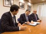 Firman el convenio el decano de derecho de la UAH, Rafael Blanco; el Defensor Nacional, Andr&eacute;s Mahnke, y el director del CEJA, Jaime Arellano.