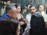 Mario Palma, Jefe de Estudios de la Defensor&iacute;a Metropolitana Sur, junto con la Ministra de la Mujer, Antonia Orellana, conversan con las internas.