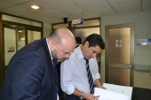 En el Hospital Regional de Temuco, los defensores Mario Quezada y Marcelo Pizarro revisan la carpeta del imputado mapuche Carihuentro