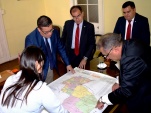 El C&oacute;nsul del Paraguay muestras las rutas comerciales a Chile en un mapa de su pa&iacute;s.