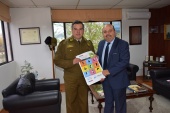 El Defensor Regional Jos&eacute; Luis Craig, entreg&oacute; afiches de derechos de imputados al General de zona de Carabineros, Hector Salazar.