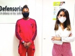 El migrante haitiano Bernard Simone junto a su defensora Marcela Tapia.