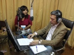 In&eacute;s Flores junto al locutor Miguel &Aacute;ngel Leiva, de radio Puerta Norte, explicando la defensa especializada ind&iacute;gena..