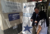 Esfuerzo y solidaridad sacan adelante a la Defensor&iacute;a Local de Colina. Defensor Local Jefe de Colina entrega informaci&oacute;n a usuarios.