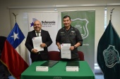 EEl Defensor Regional Jos&eacute; Luis Craig junto al Director de Gendarmeria, Alejandro Fuentes, luego de firmar el acuerdo.