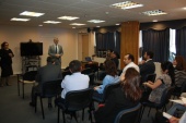 El Defensor Regional, Ra&uacute;l Palma da la bienvenida a los asistentes a charla dictada por el Departamento de Extranjer&iacute;a y Migraci&oacute;n de Atacama.