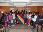 La asesora jur&iacute;ca, Viena Ruiz Tagle, y la facilitadora intercultural, In&eacute;s Flores, junto a las internas ind&iacute;genas luego de la actividad en Acha. 