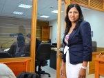La defensora Penal P&uacute;blica Marisella Chacama ingresando a la audiencia en el Tribunal de Garant&iacute;a de Iquique.