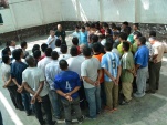 El Defensor Regional de Tarapac&aacute; en encuentro con los internos del Penal de Pozo Almonte, horas despu&eacute;s de los terremotos.
