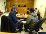 El defensor Navarrete comenta con su defendido los detalles de la absoluci&oacute;n 