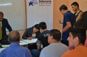 La defensora Natividad Llanquileo al terminar la exposici&oacute;n atendi&oacute; todas las consultas de manera personal 