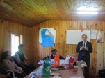 El Defensor Regional de La Araucan&iacute;a, Renato Gonz&aacute;lez, durante el di&aacute;logo con los comuneros mapuche.