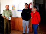 Los representantes de la Defensor&iacute;a de Tarapac&aacute; y el jefe del Ret&eacute;n de Carabineros de Quillagua, luego de colocar los afiches sobre derechos de los im