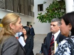 Jhazibe Valencia (izquierda) conversa con el Defensor Regional de Tarapac&aacute; y la SEREMI de Justicia Lorena de Ferrari.