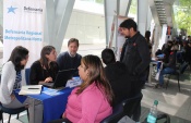 Gran cantidad de consultas respondieron los profesionales de la DRMN y DRMS al p&uacute;blico que asisti&oacute; a la Feria de Resinserci&oacute;n Social de la U. de Chile