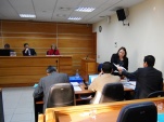 El defensor penal p&uacute;blico Claudio Rojas entrega documentos al tribunal, en la sesi&oacute;n de alegatos de cierre del juicio oral.
