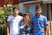 Los j&oacute;venes junto a Br&iacute;gida Barr&iacute;a, su madre y abuela, quien luch&oacute; por su inocencia. 