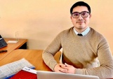 El alumno en pr&Atilde;&iexcl;ctica, Nelson Barria desde su escritorio en la Defensor&Atilde;&shy;a Regional de Atacama.