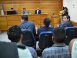 Foto: 0481: Joaqu&iacute;n Muller, uno de los tres defensores penales p&uacute;blicos, voltea ante las reacciones al fallo reci&eacute;n le&iacute;do. A su izquierda est&aacute;n Gabrie