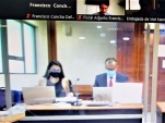 Los defensores p&uacute;blicos Ginger Riffo y Sergio Zenteno durante la audiencia.