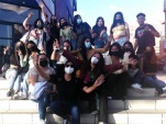 Tras la charla, los y las estudiantes posan junto a la  trabajadora social Mar&iacute;a Alejandra Ramos y la defensora Mar&iacute;a Francisca Sep&uacute;lveda.