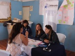  Asesora Juridica, Patricia Lefever, facilitadora intercultural, In&eacute;s Flores y periodisya, Daniela Tapia atendiendo a habitantes de Camarones