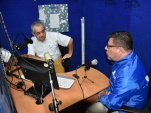 El Defensor Regional de Tarapac&aacute; - de azul - en la entrevista de Radio Estaci&oacute;n del penal de Mujeres de Iquique.