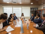 Viviana Castel (al centro) y Rolando Argueta (a su izquierda) durante la reuni&oacute;n, junto a sus respectivos equipos de trabajo.