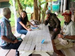 La defensora p&uacute;blica de Isla de Pascua, Yessica Aguilera, junto a tres de los internos con los que convers&oacute;.