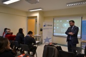 Defensor Eugenio S&aacute;ez conversando con profesionales encargados de casos en Universidad Santo Tom&aacute;s de Temuco