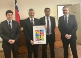 El defensor regional, Ra&uacute;l Palma Olivares hace entrega del afiche de difusi&oacute;n de los derechos de los imputados.