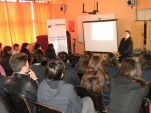 Francisca Heresi, defensora penal juvenil informa a los j&oacute;venes sobre sus derechos.