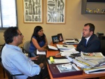 El Defensor Regional de Arica y Parinacota responde preguntas de la prensa local.