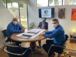 Jorge Moraga, Defensor Regional, y Boris Barra, Director Administrativo, se reunieron con el alcalde de Cochrane, Jorge Calder&oacute;n.