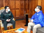: El coronel Jonny Avil&eacute;s y el Defensor Regional Gabriel Carri&oacute;n en un momento de su saludo.