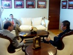 Alberto Ortega (al fondo, de frente) y V&iacute;ctor Providel (derecha) conversan con el ministro Fernando Carre&ntilde;o.