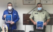 El defensor regional, Ra&uacute;l Palma junto al mayor, Carlos Mesa exhiben los afiches de difusi&oacute;n.