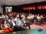 El Defensor Regional entre los asistentes al seminario, antes de su exposici&oacute;n.