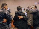 Freddy O. (17) y Cristopher S. (17) son abrazados por sus padres tras ser sobrese&iacute;dos definitivamente por solicitud de su defensor, Francisco Concha