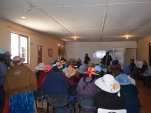 Jede de la Oficina de Defensa Aymara e Ind&iacute;gena junto a la Facilitadora Intercultural dictando charla a Ganaderos de General Lagos. 