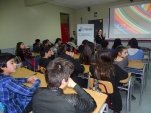 los j&oacute;venes participaron activamente de la charla. 