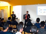 Los abogados Cristian Cajas y Cristi&aacute;n Sleman dialogaron con los alumnos de ense&ntilde;anza media del colegio talagantino.