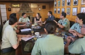 La Defensora Regional (S) Alejandra Lobos y el jefe de Estudios Octavio Suf&aacute;n con Coronel &Oacute;scar Figueroa de la Prefectura Stgo. Occidente y su equipo