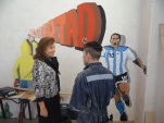 La defensora regional felicita a un joven, que cumple una sanci&oacute;n en el Centro, por su trabajo en el taller de muralismo