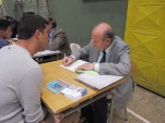 El coordinador penitenciario Carlos Henr&iacute;quez atiende consultas durante el di&aacute;logo.