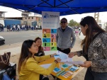 Funcionarios de la Defensor&iacute;a de Arica y Parinacota atendiendo a ciudadanos en una nueva plaza de justicia en la feria "Nueva Esperanza"