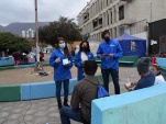 El equipo de la Defensor&iacute;a de Tarapac&aacute; en conversaci&oacute;n con migrantes acampados en Plaza Brasil de Iquique.
