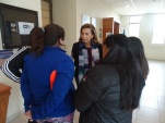 La Defensora Aguilar explica a la imputada y sus familiares alcances del veredicto dictado por los jueces.
