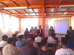 El equipo de la Defensor&iacute;a Regional durante la charla en la c&aacute;rcel de Acha.
